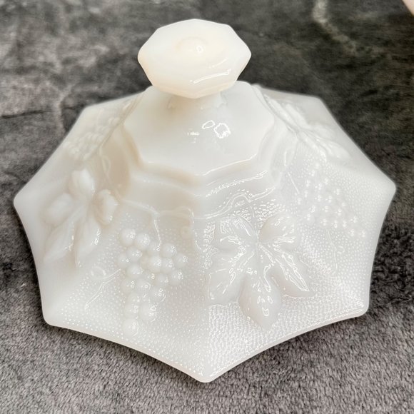 Vintage Anchor Hocking Milk Glass Pedestal Dish with Lid Candy Treats Grapevine - Picture 8 of 12